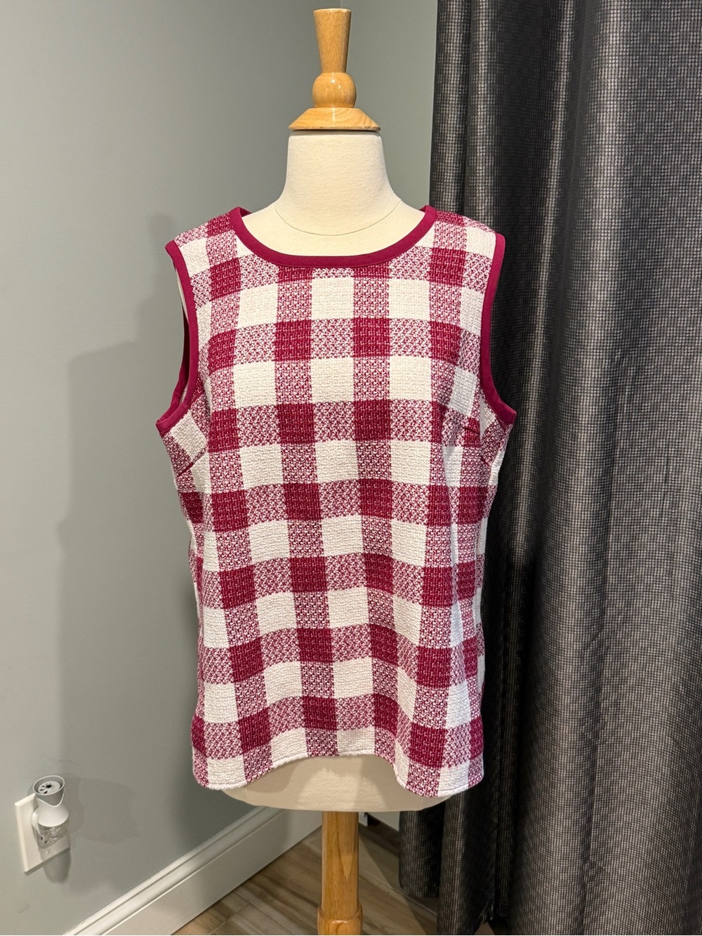 LIZ CLAIBORNE Sleeveless Gingham Knit Top in Berry and White